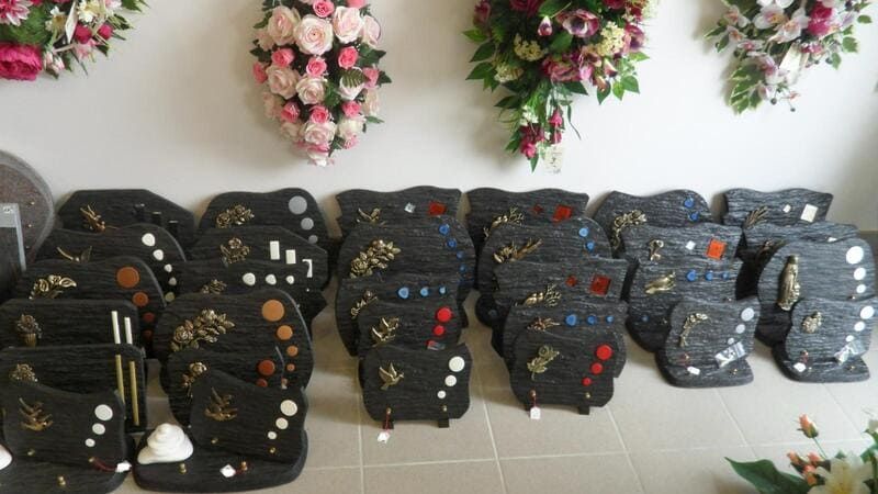 plaques funéraires en ardoise avec décoration
