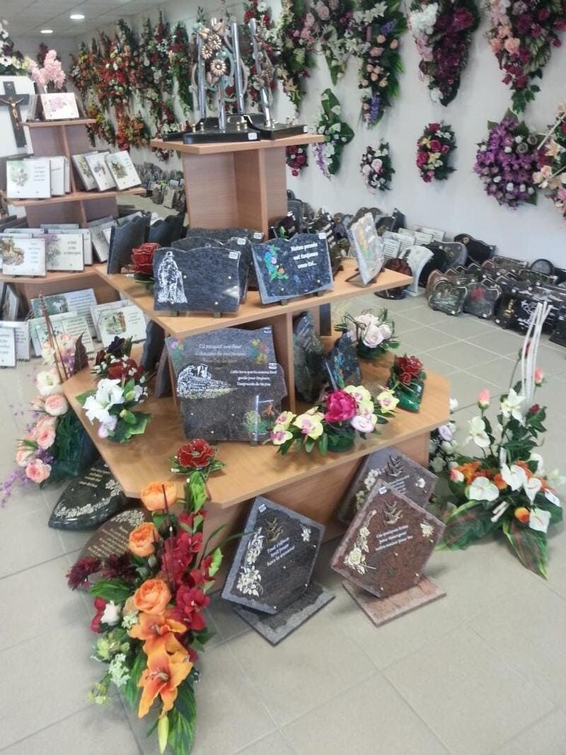 présentoir de plaques funéraires avec illustration et texte gravés