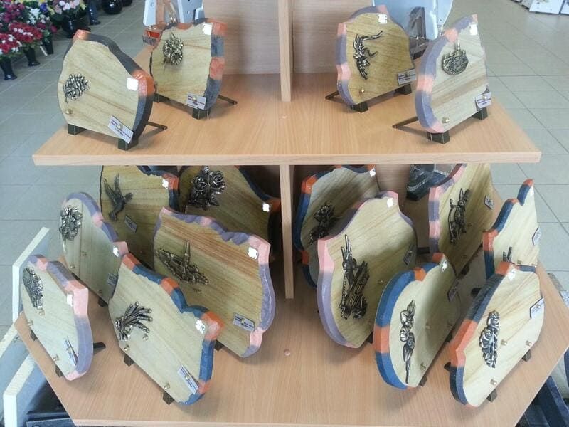 plaques commémoratives en bois