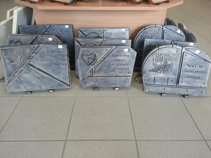 plaques funéraires façon bronze