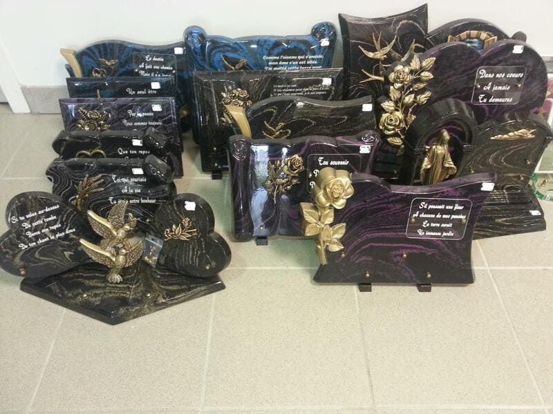 plaques commémoratives en marbre avec décoration et gravure