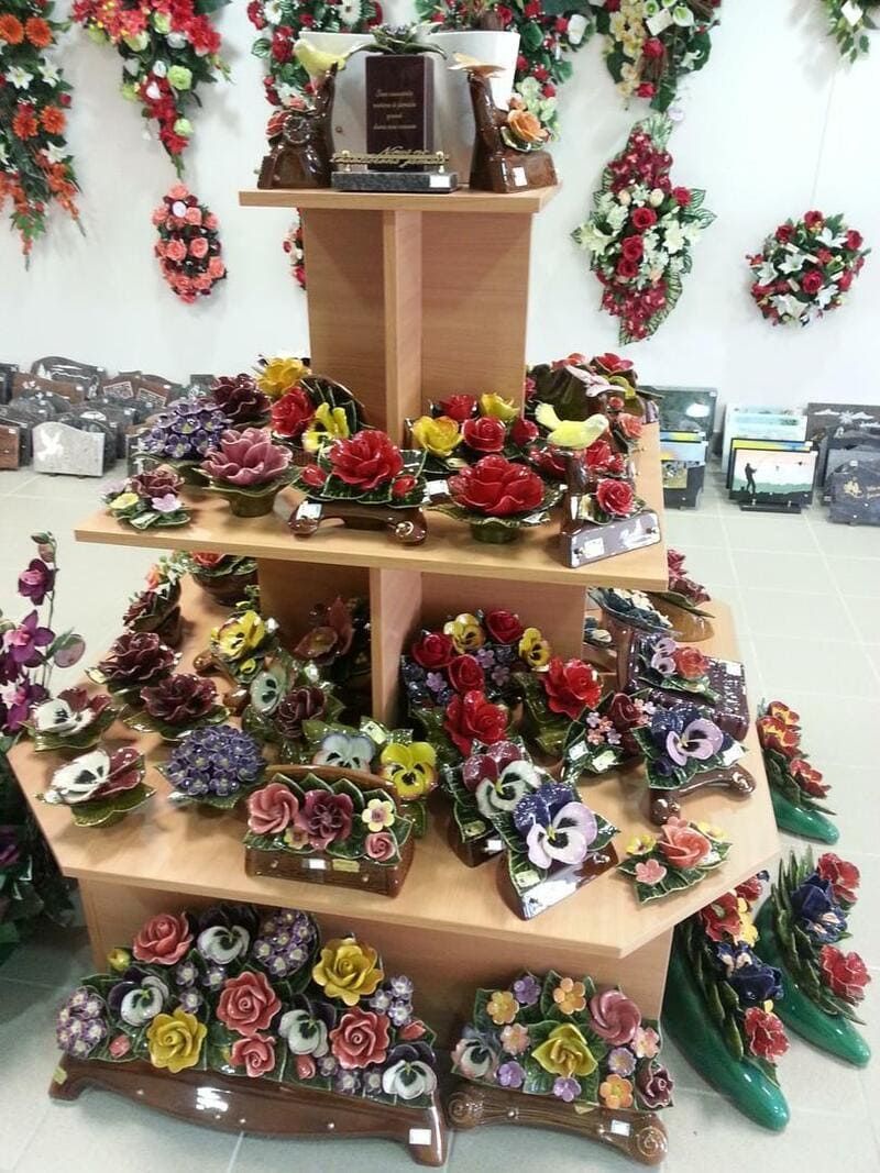 présentoir de décorations funéraires en faïence