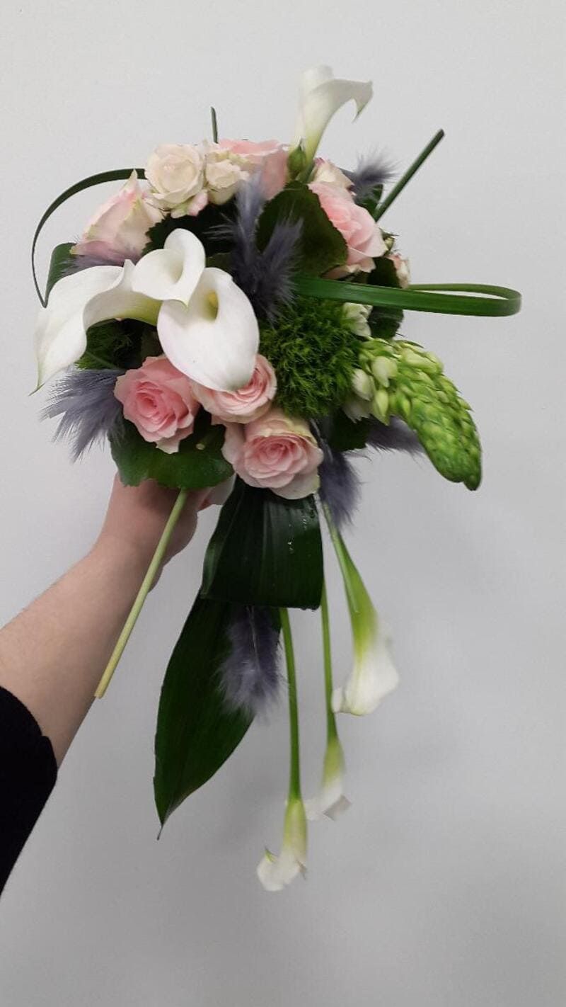 bouquet de mariage plumes, roses et arums