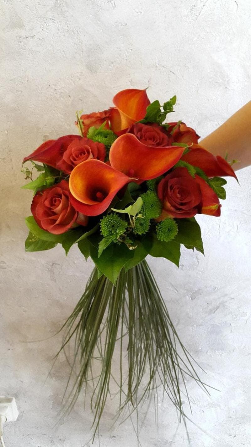 bouquet de mariee roses rouges et arums orange feu