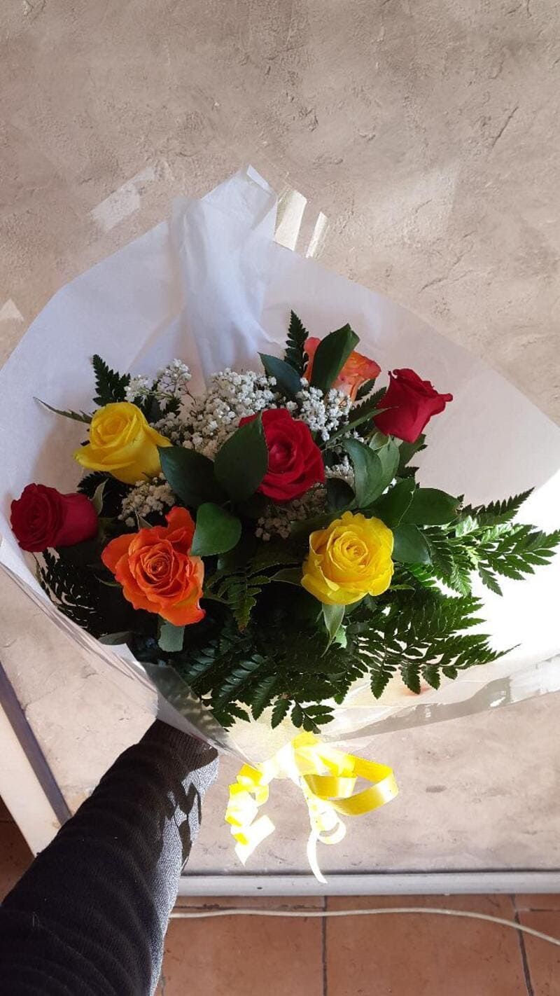 bouquet de roses rouges, oranges et jaunes
