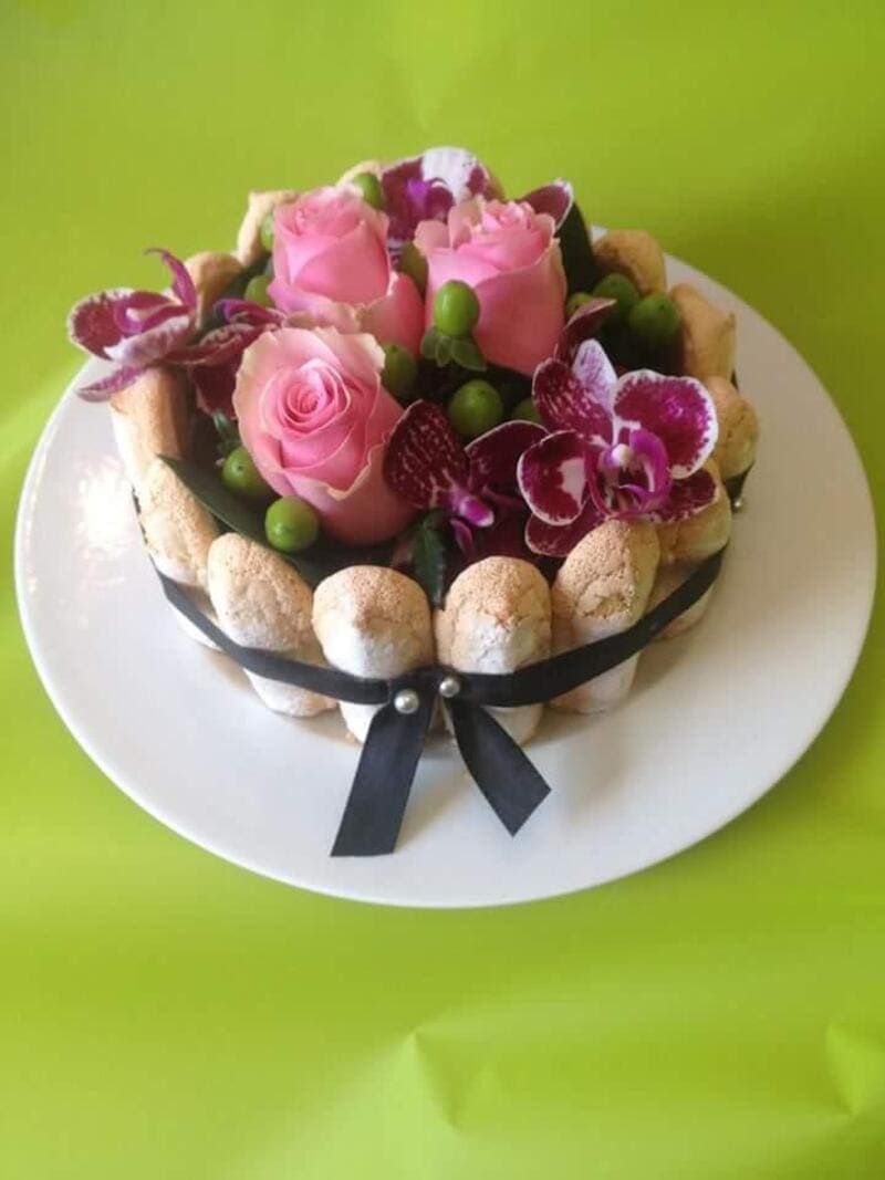 composition biscuits cuiller, roses et orchidees