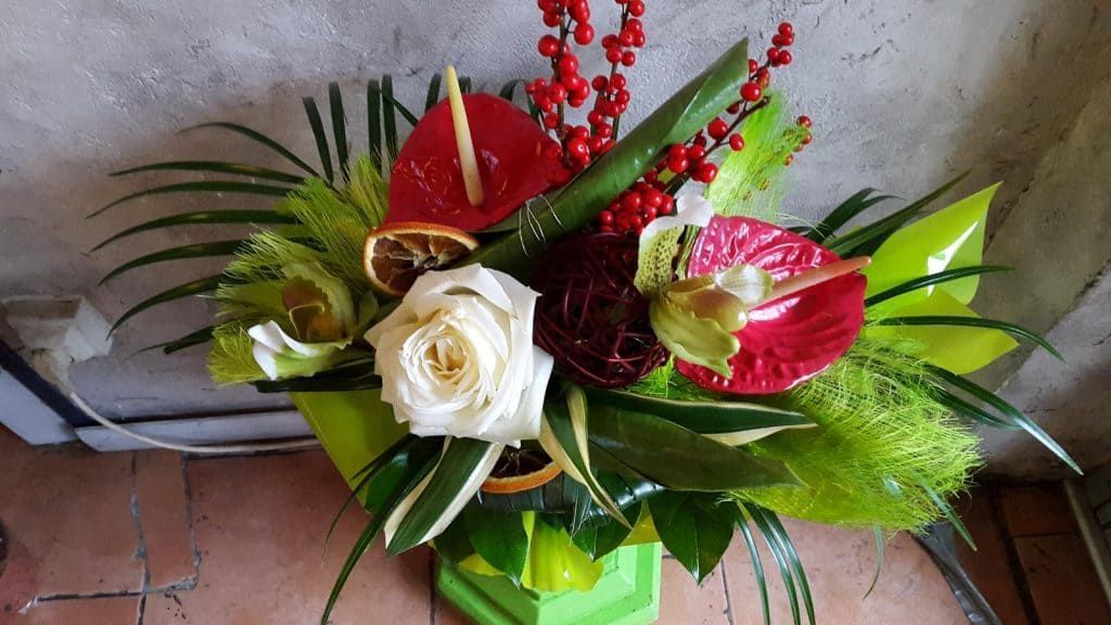 composition florale en panier
