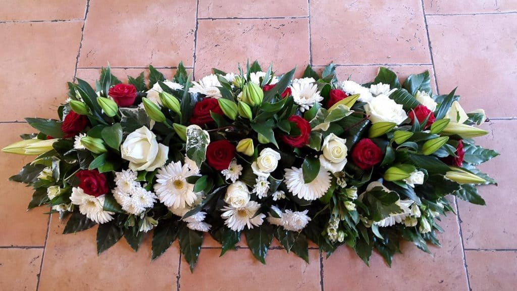 dessus de cercueil rose, soucis, lys et oeillets