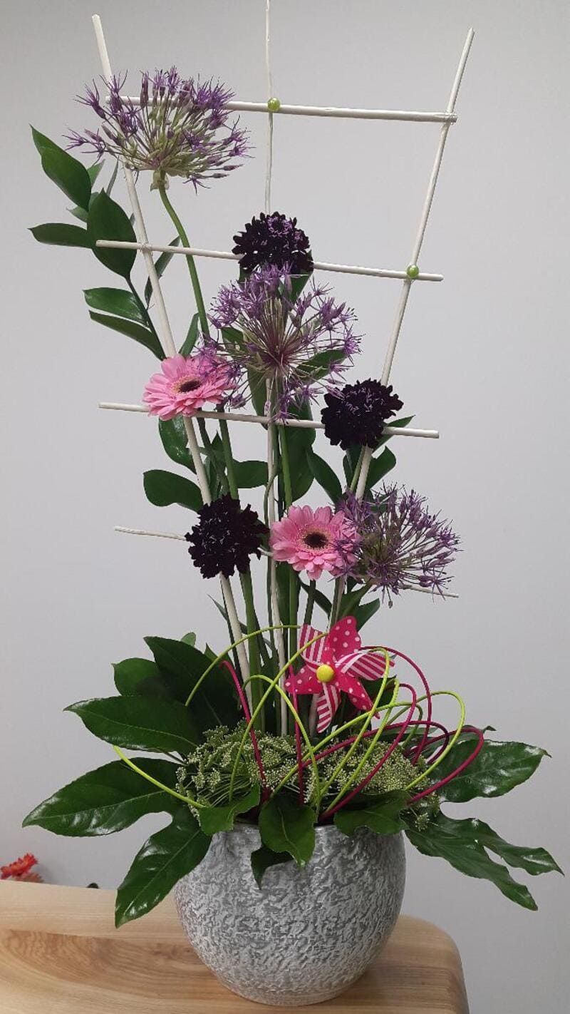 fleurs roses et violettes en pot