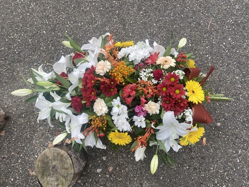 gerbe deuil fleurs automnales et lys blancs