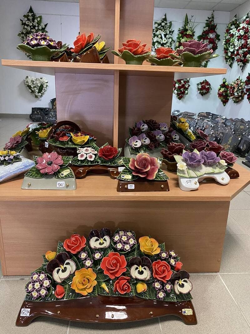 décoration de tombe fleurs en faïence
