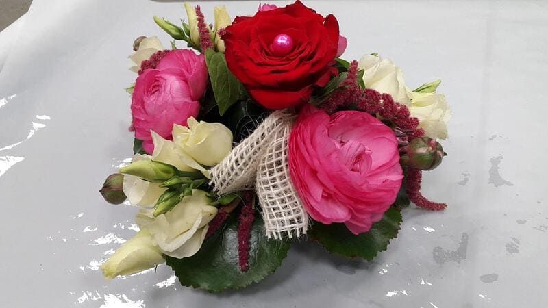petite composition roses rouges, blanches et roses