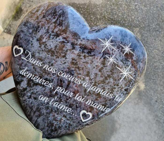 Plaque funéraire personnalisée : cœur en marbre gravé