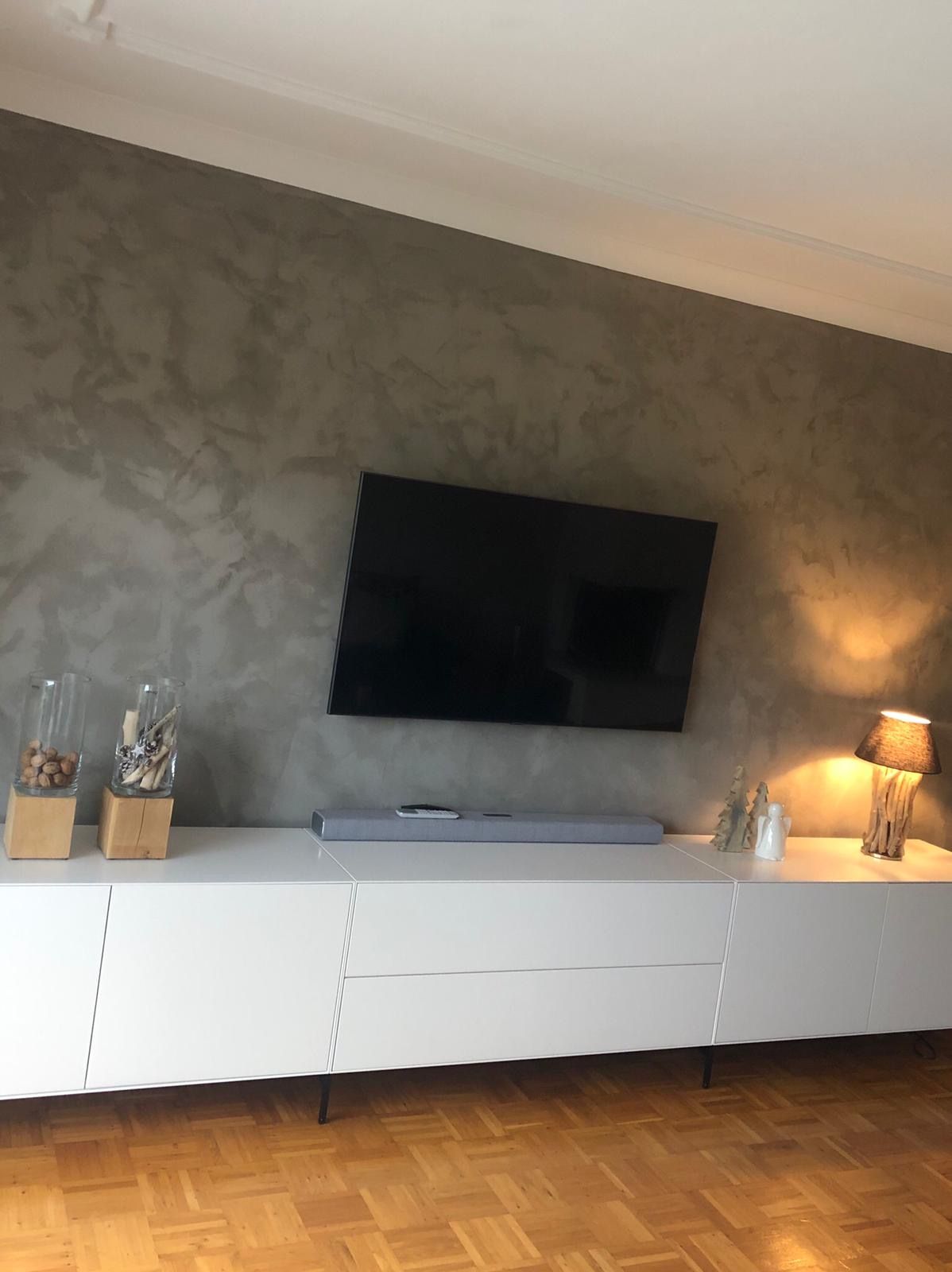 Spachteltechnik für graue Schlafzimmerwand