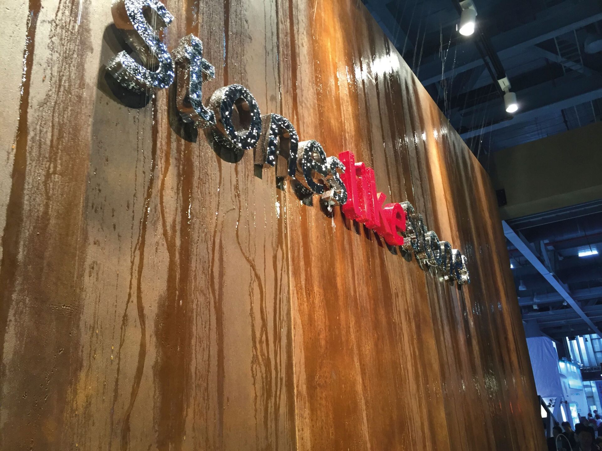 Stoneslikestones Schriftzug an Wand