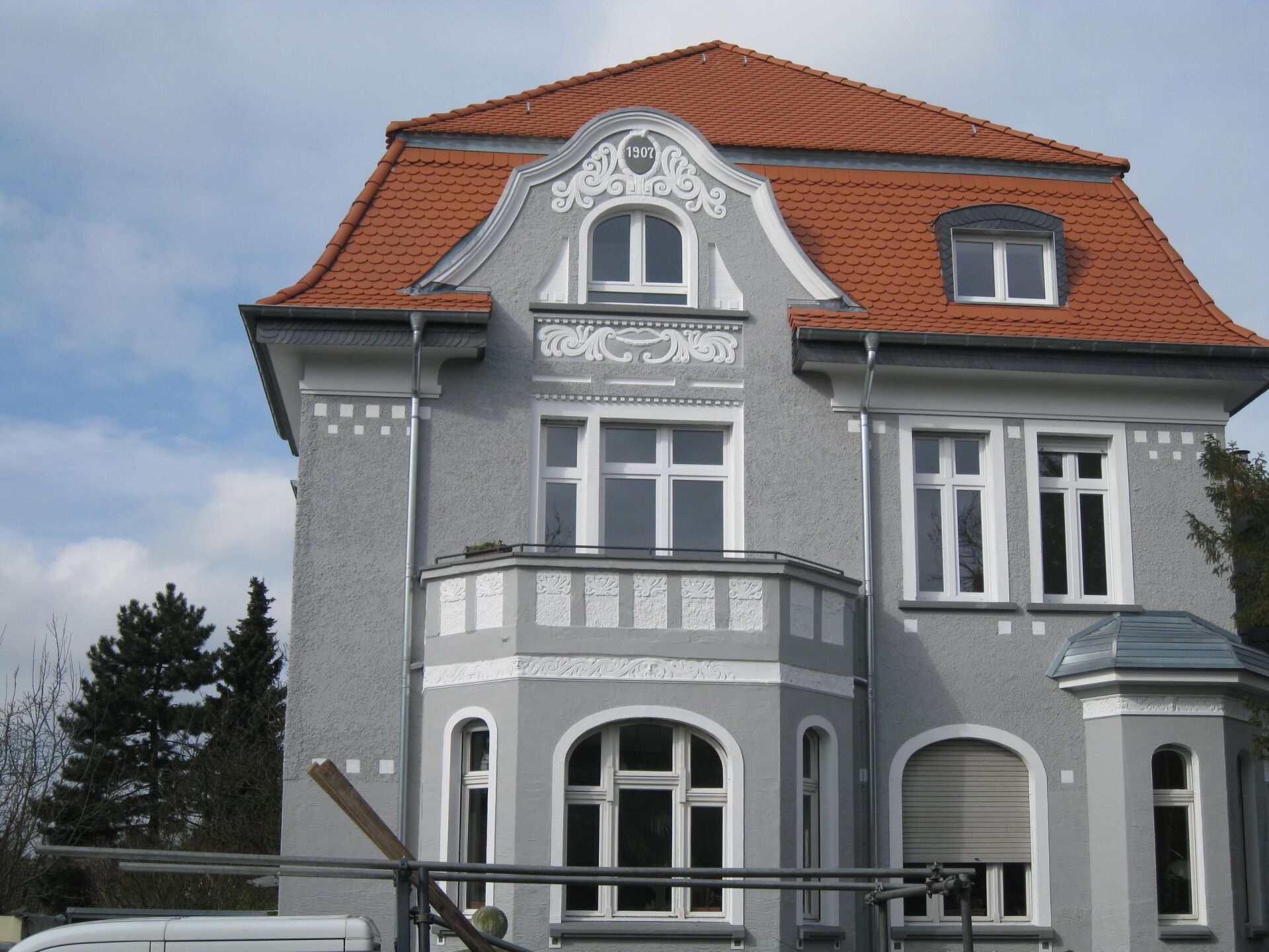 Fassadenanstrich grau mit weißen Details