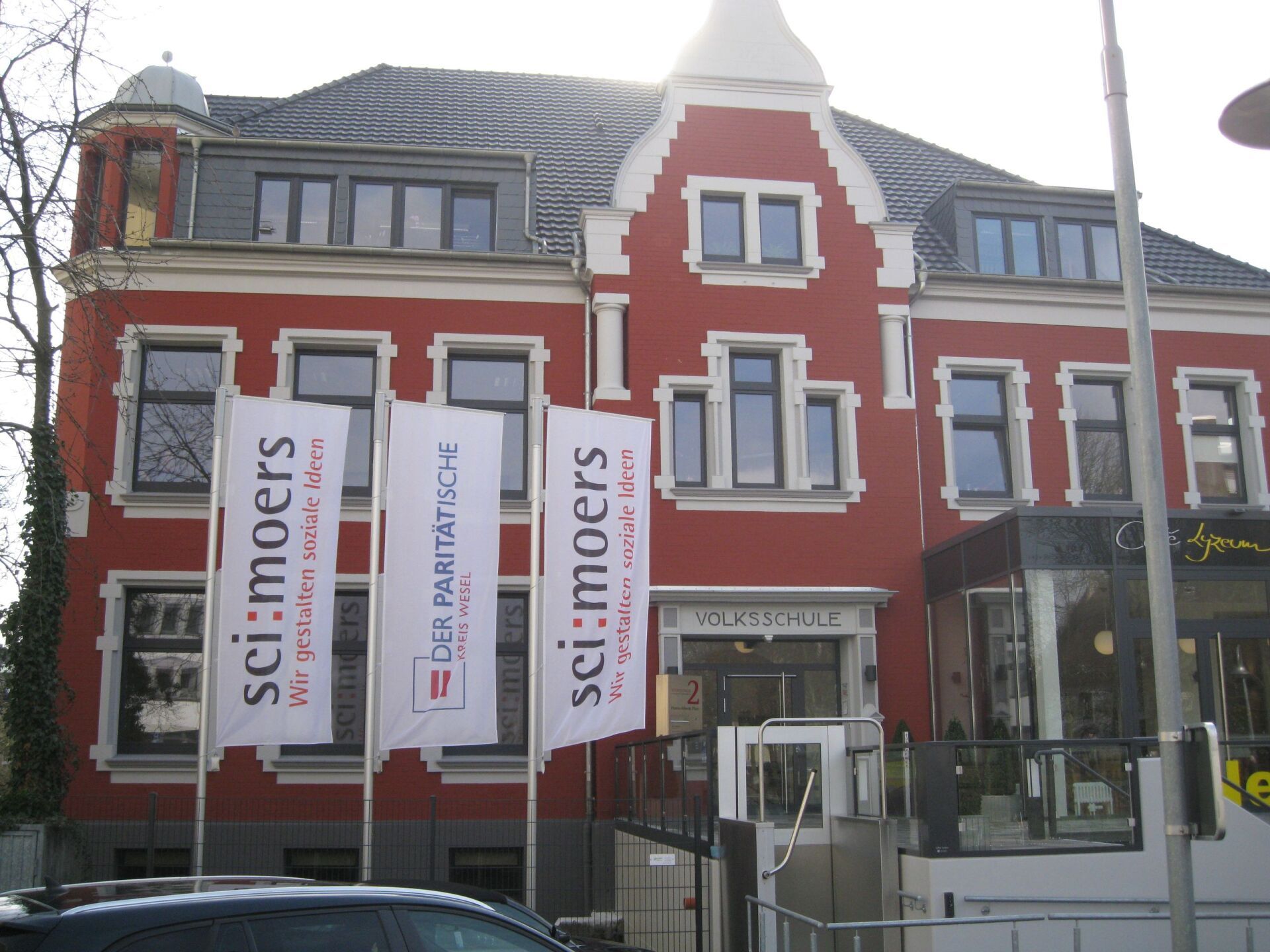 Backstein-rotes Gebäude