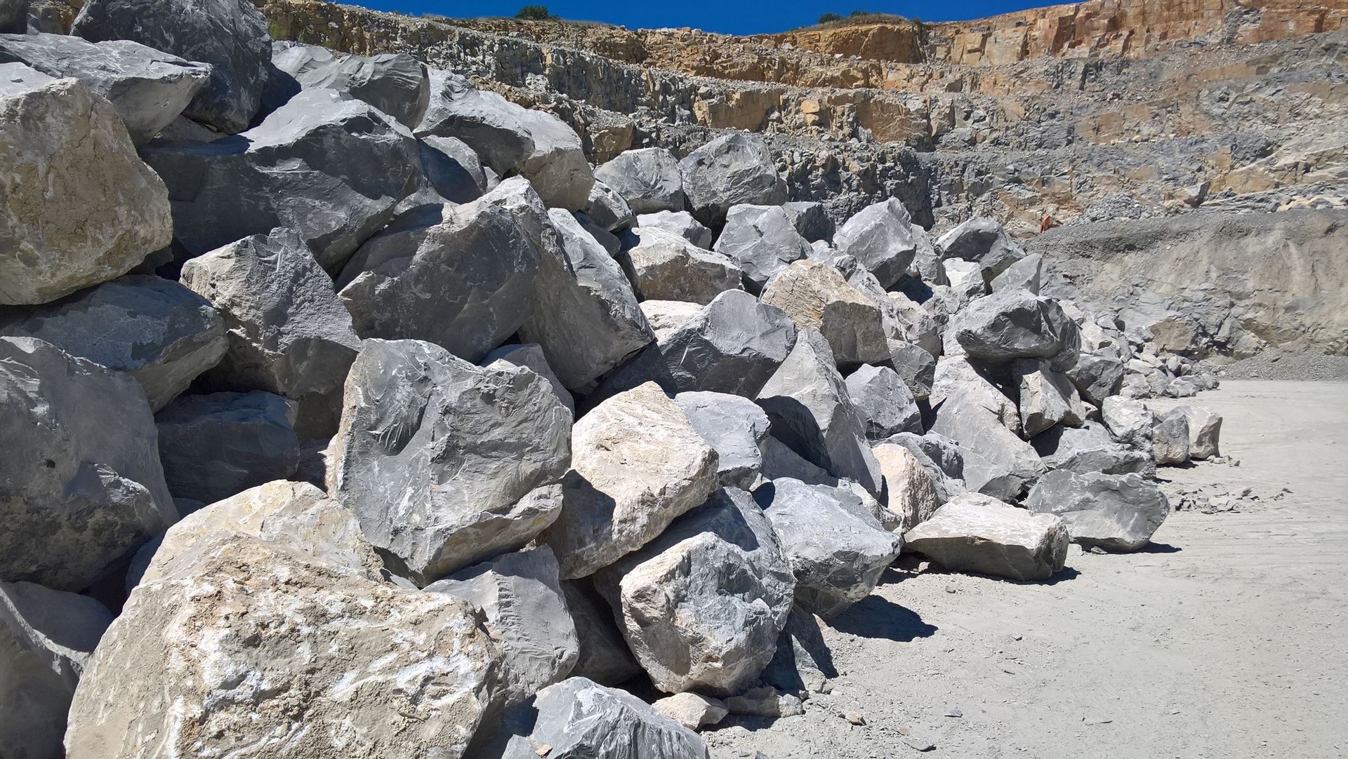 Blocs de pierres grises