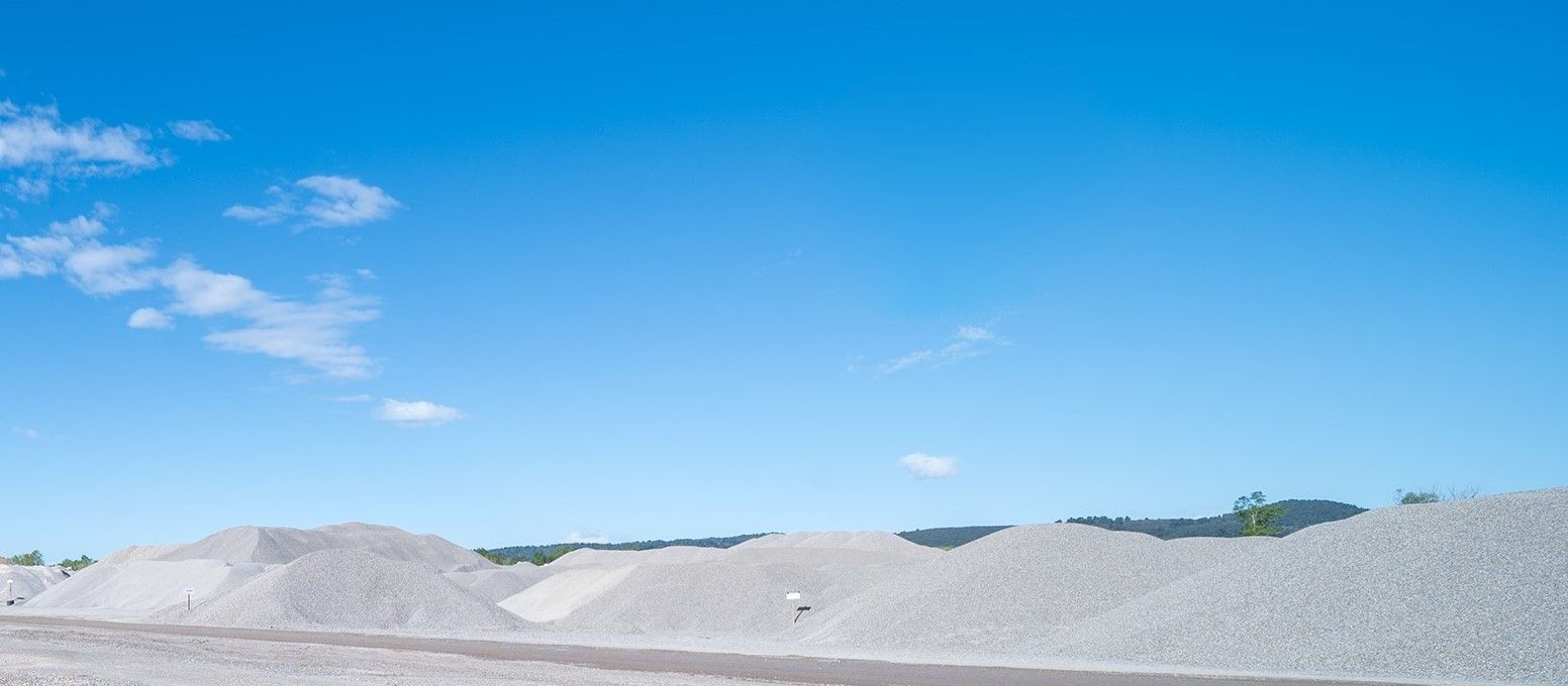 Tas de granulats concassés et roulés