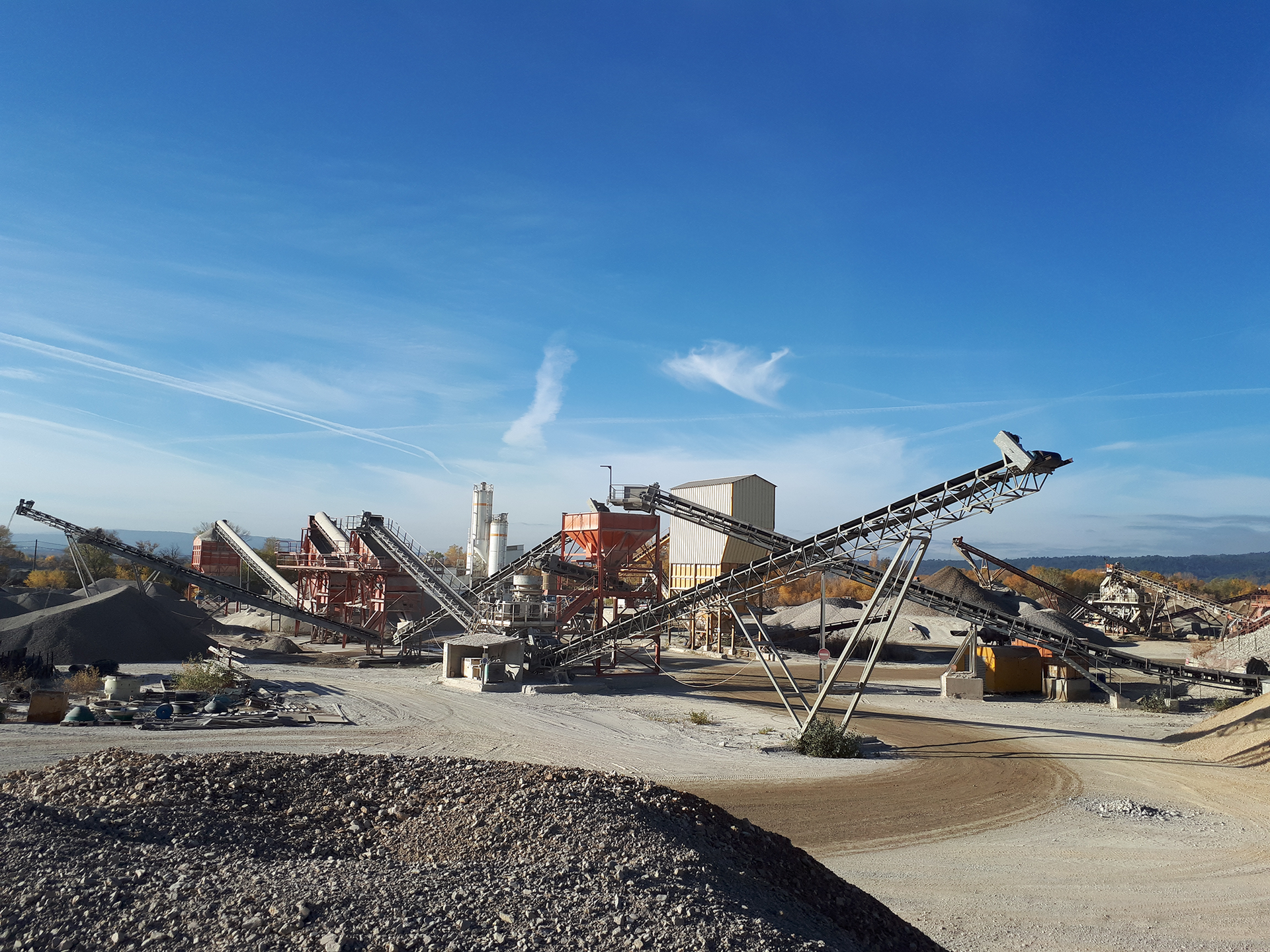 Installation de traitement et de valorisation de ressources primaires.