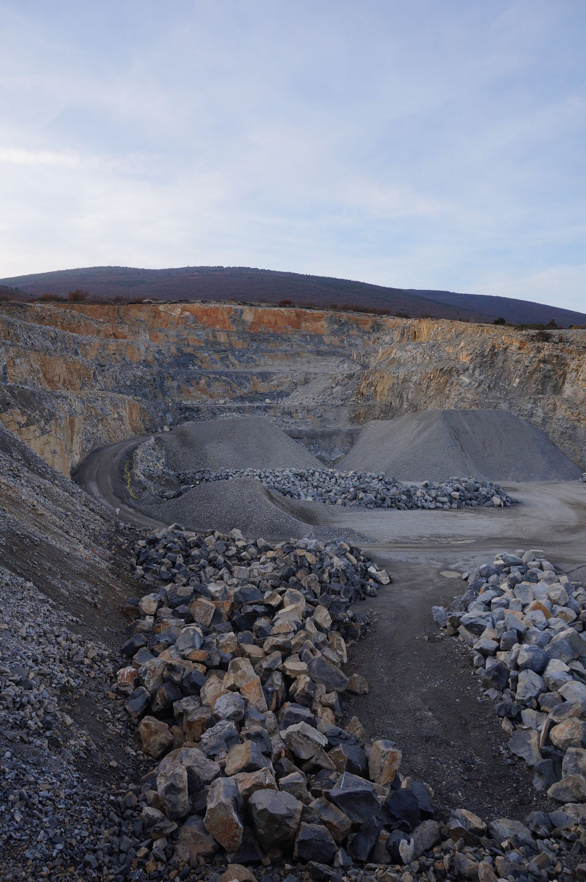 Blocs d'enrochements, granulats et front de taille