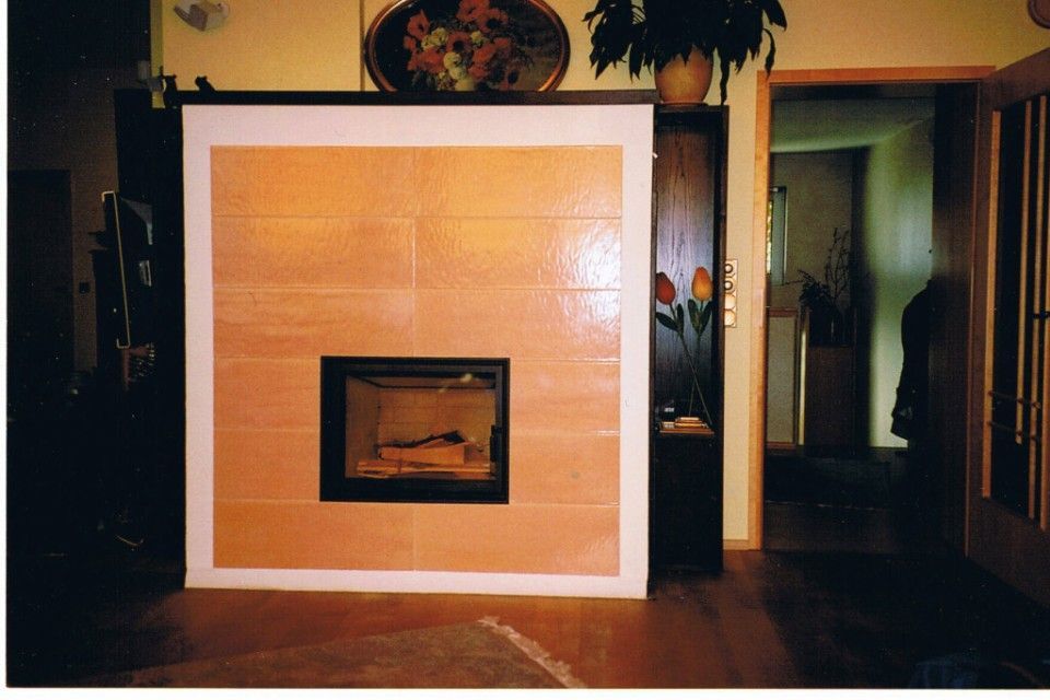 Moderner rechteckiger Kamin, sieht aus wie ein Schrank