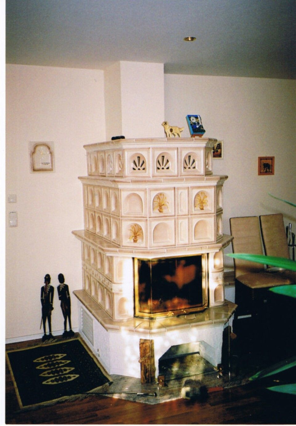 Kachelofen mit Kamin, cremefarben und in Wohnzimmer integriert