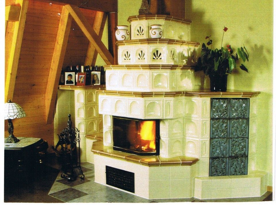 Kachelofen mit Kamin in Dachschräge integriert