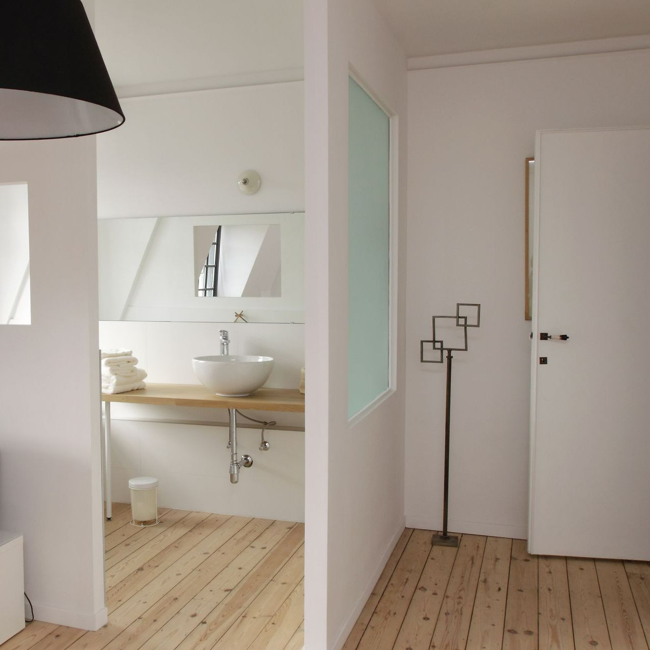 Une salle de bains avec des parois pour la séparer