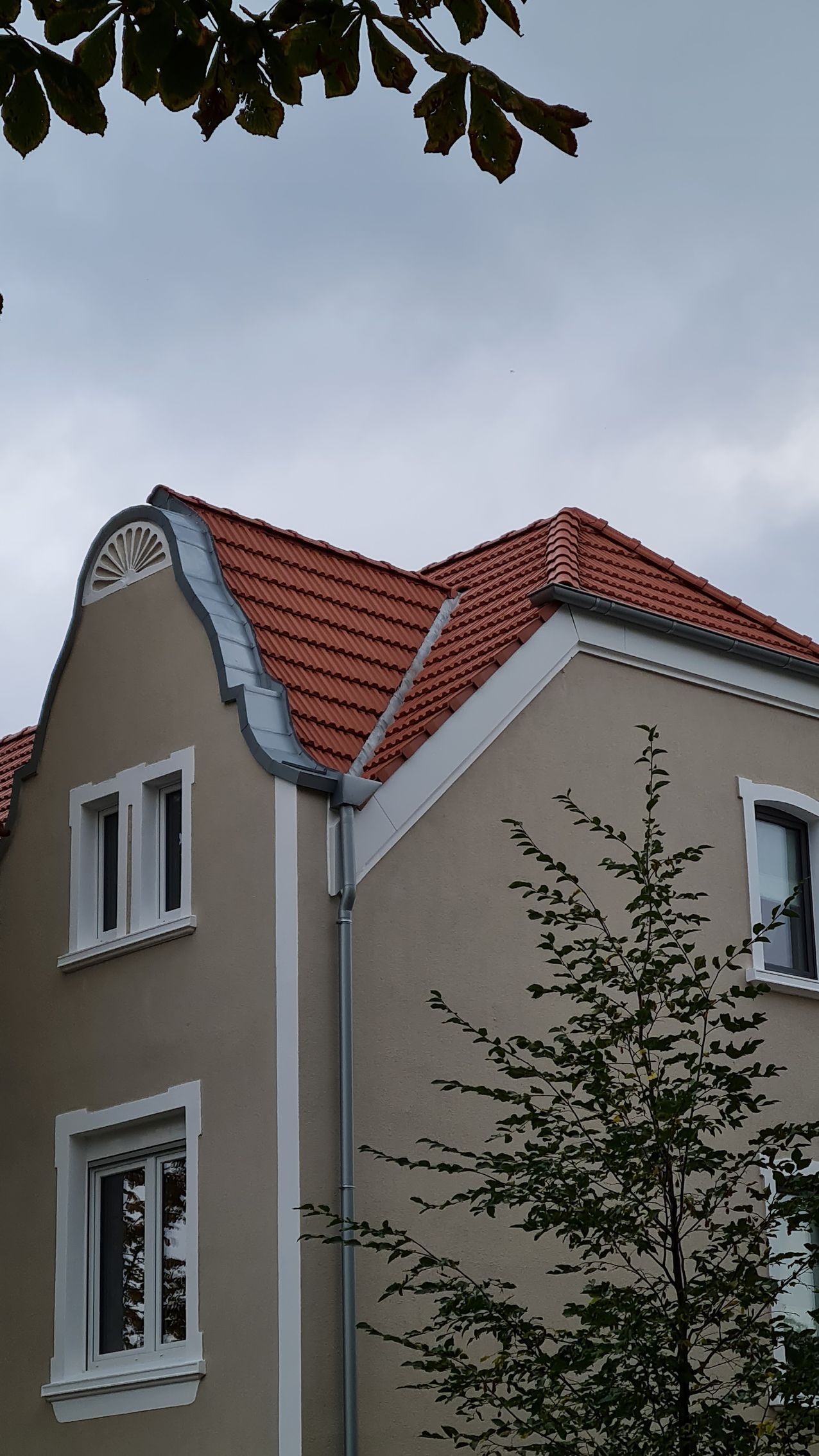 Bauklempner installiert eine Regenrinne an einem Dach