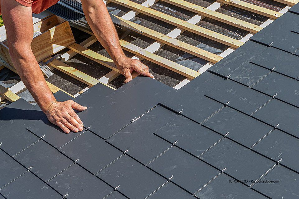 Dachdecker arbeitet auf einem Dach