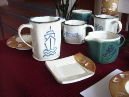 Eine Gruppe von Tassen und Tellern auf einem Tisch