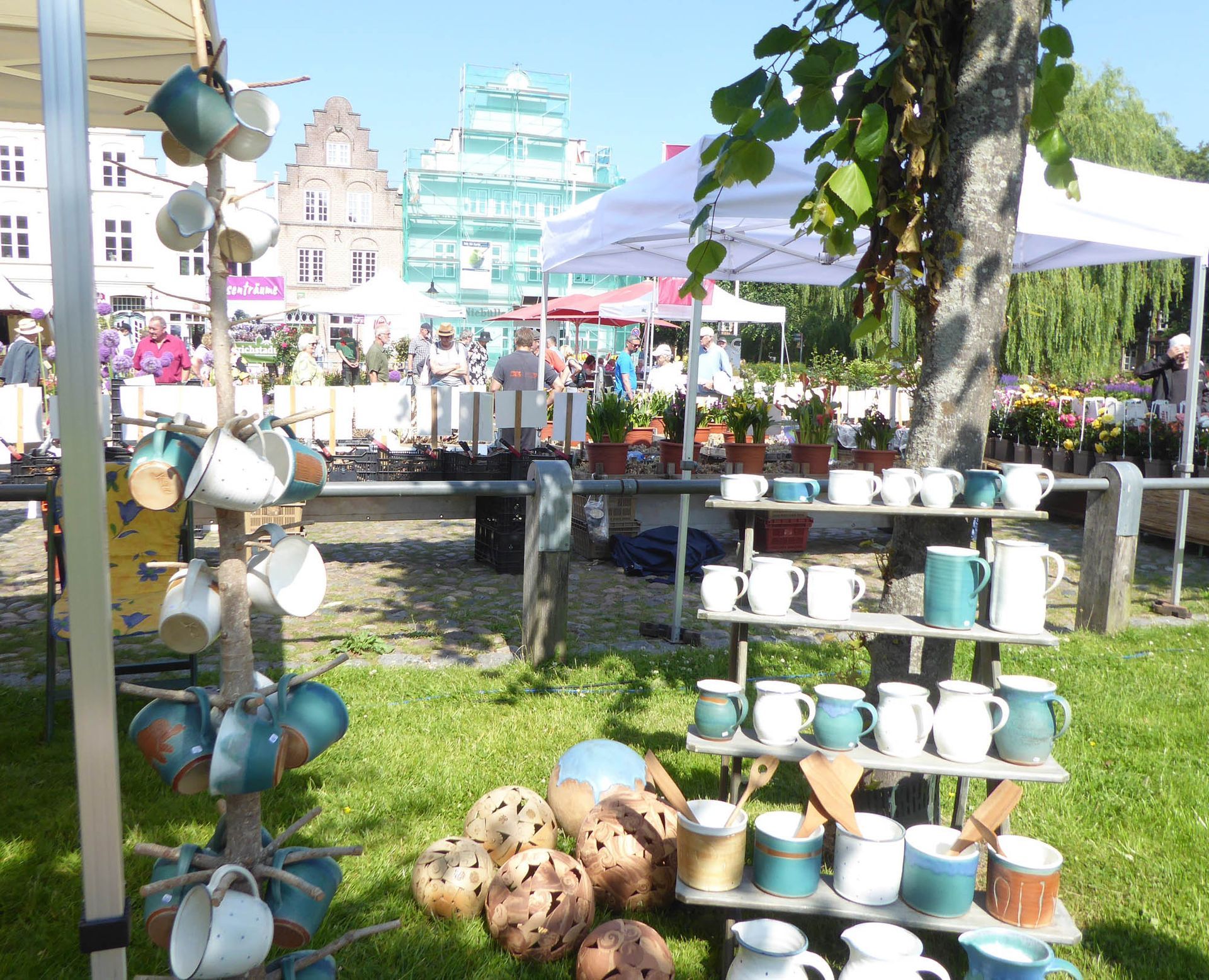 Eine Ausstellung von Kaffeetassen und Krügen in einem Park