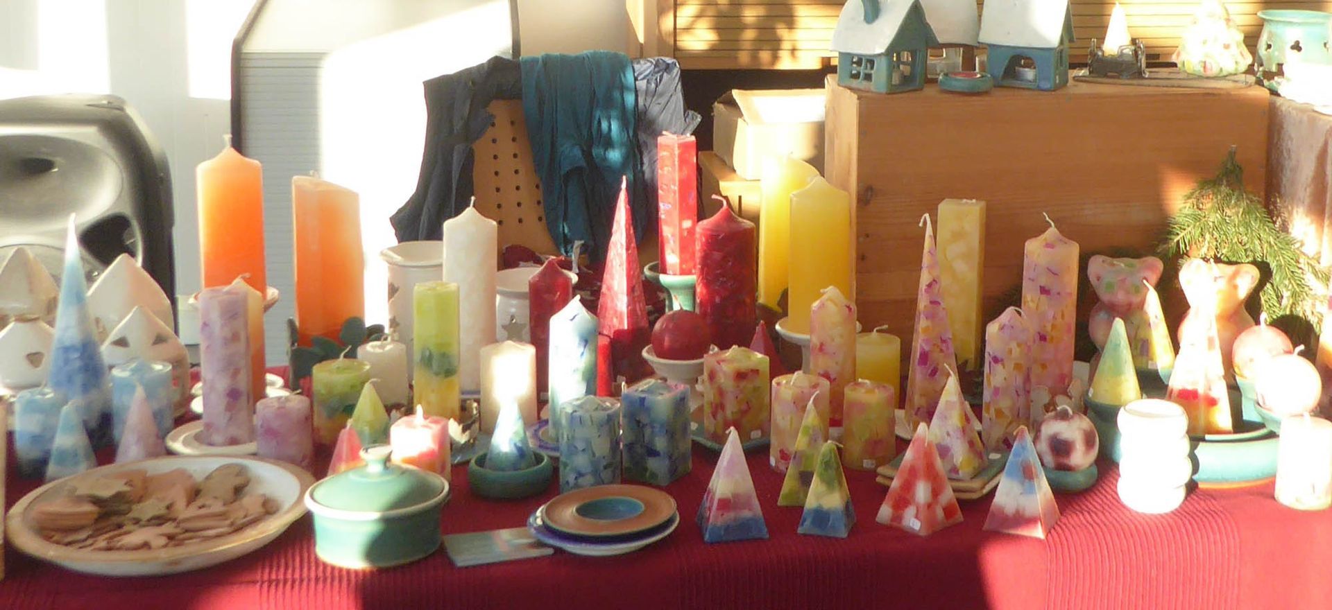 Ein Tisch mit vielen Kerzen darauf