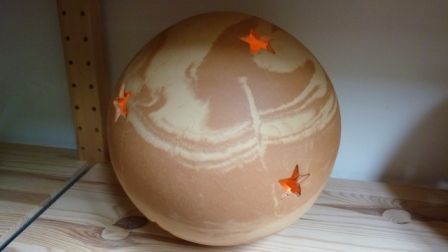 Ein großes braunes Ei auf einem Holzregal