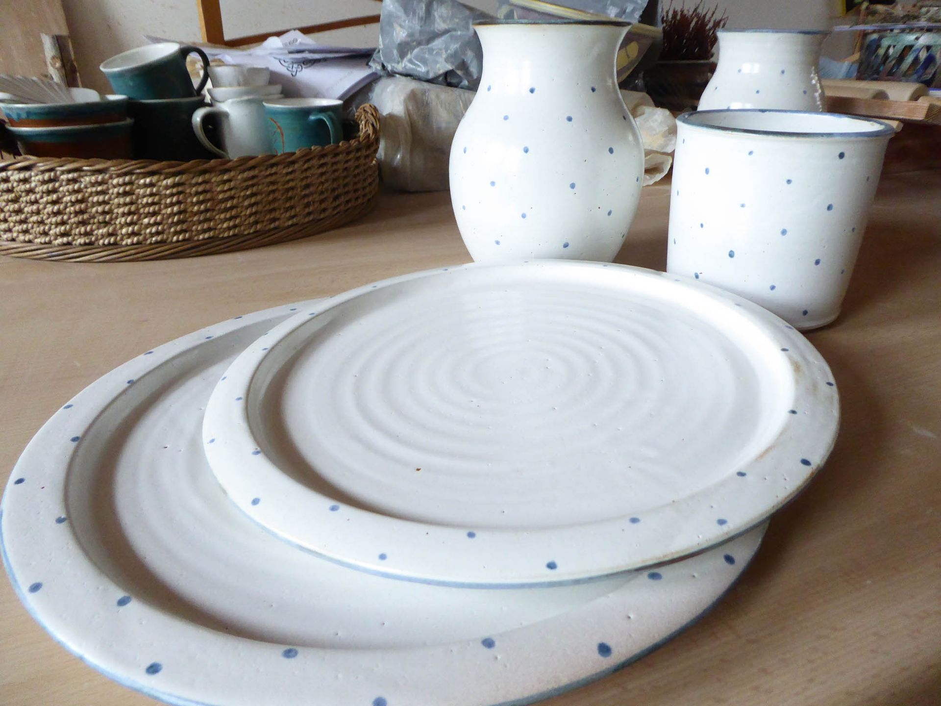 Ein Set weißer Teller und Vasen auf einem Tisch