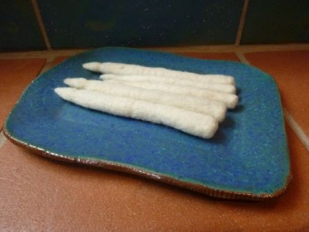 Ein blauer Teller mit weißem Spargel darauf