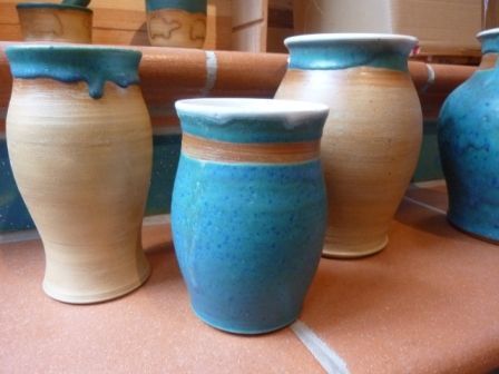 Eine Gruppe von blauen und braunen Vasen steht auf einem Tisch