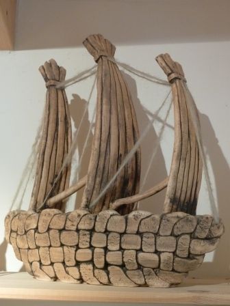 Eine Skulptur eines Bootes aus Holz und Ziegeln