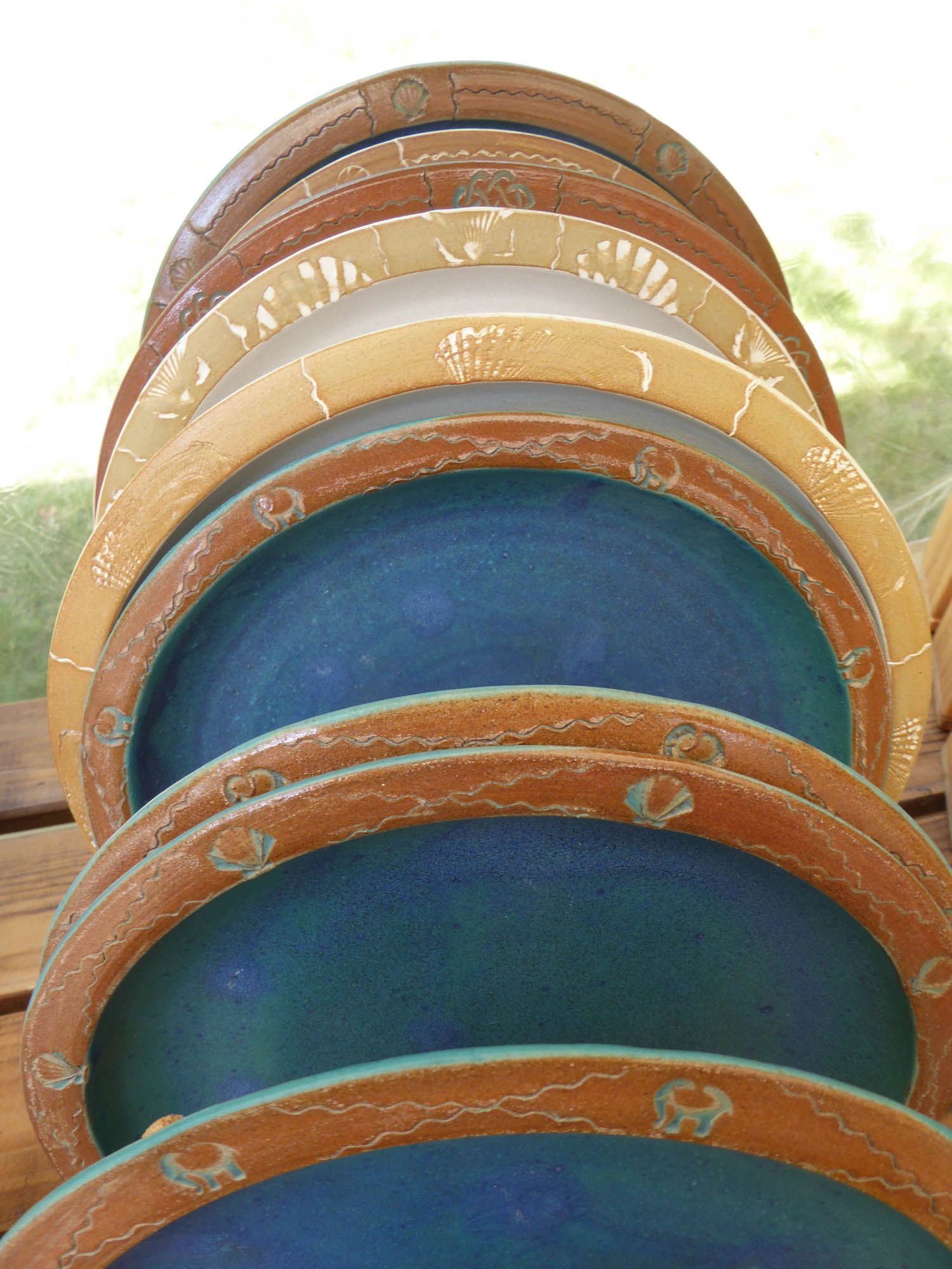 Ein Haufen Teller sind übereinander gestapelt