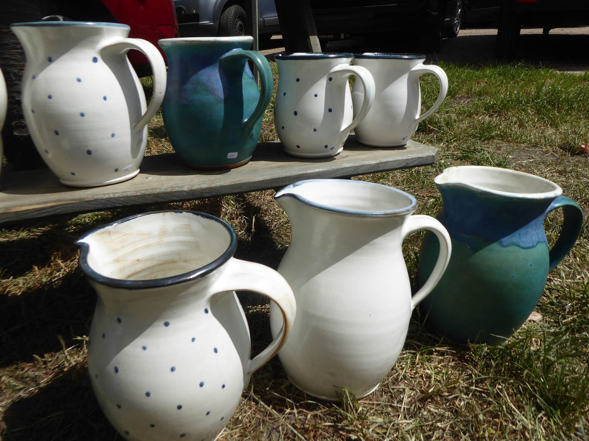 Eine Gruppe von Krügen und Bechern sitzt auf dem Gras