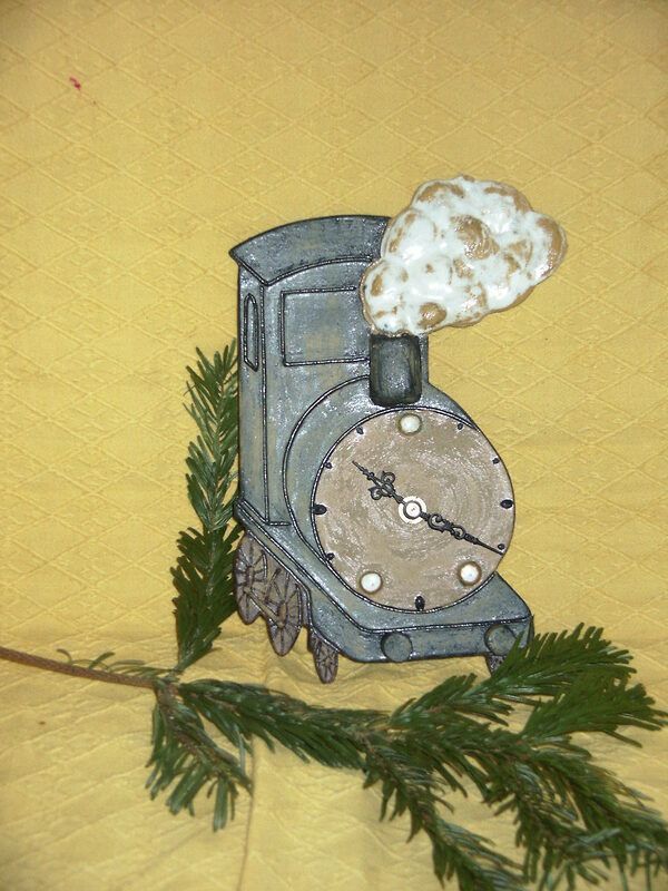 Eine Uhr in Form eines Zuges, aus dem Rauch aufsteigt