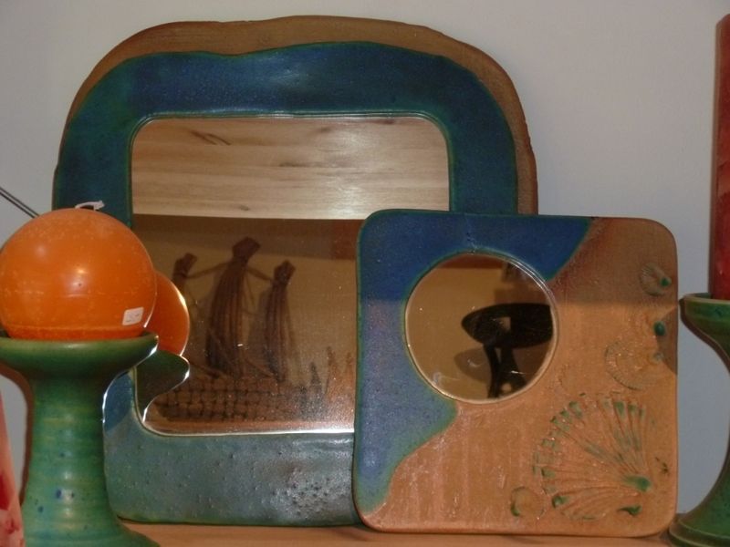 Ein Spiegel mit einem Loch in der Mitte