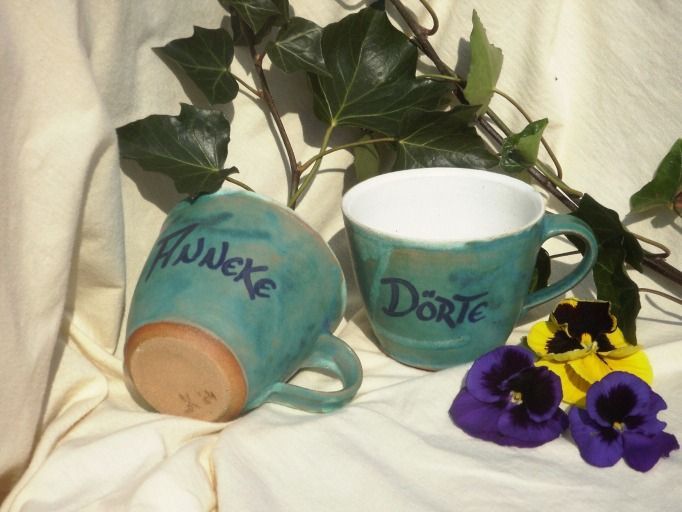 Ein paar Tassen mit dem Wort dorte darauf