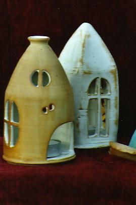 Zwei Keramikhäuser stehen nebeneinander auf einem Tisch