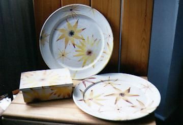 Drei Teller und eine Kiste auf einem Holztisch