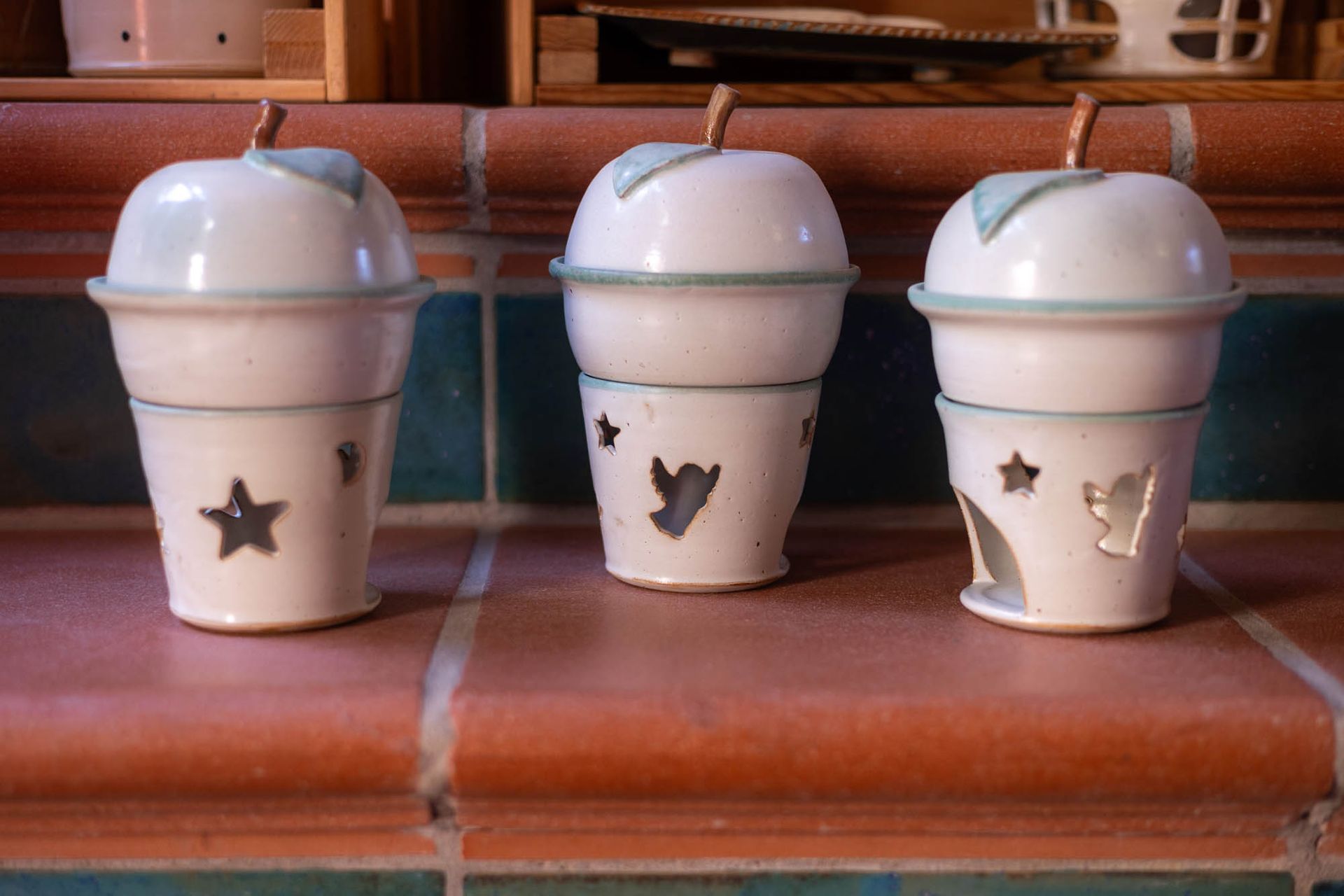 Drei weiße Tassen in Apfelform mit Sternen darauf