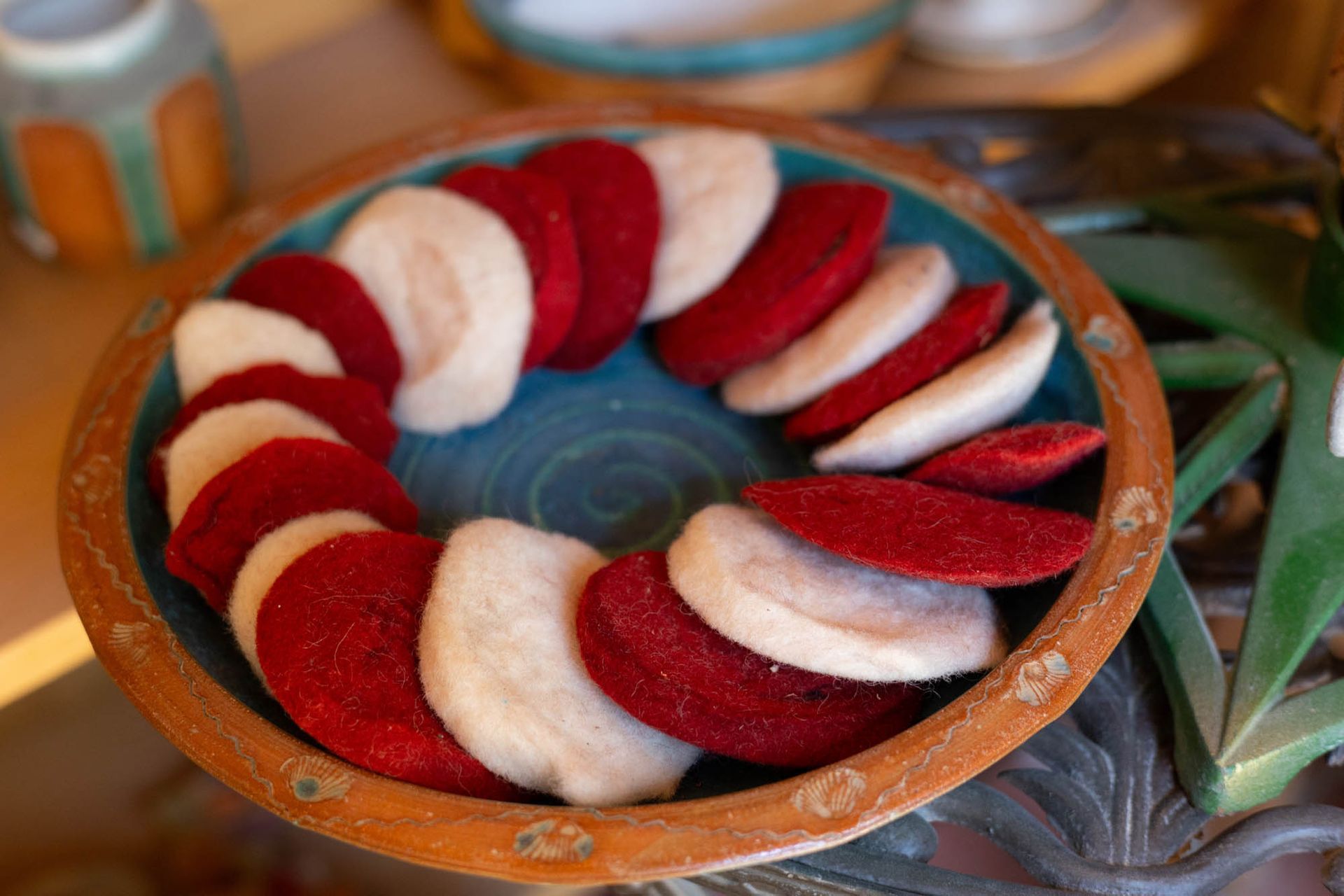 Eine Schüssel gefüllt mit roten und weißen Kreisen auf einem Tisch.
