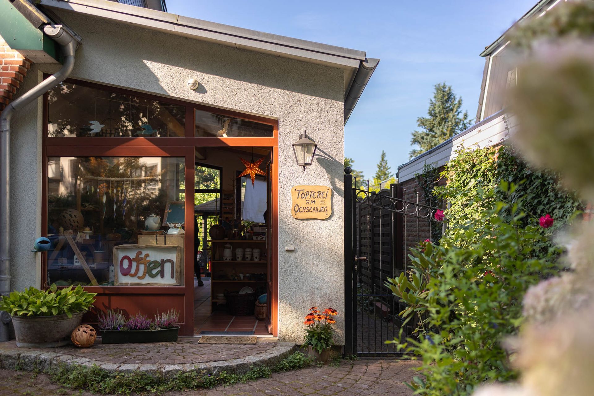 Ein kleines Gebäude mit einem großen Fenster und einem Schild an der Vorderseite.