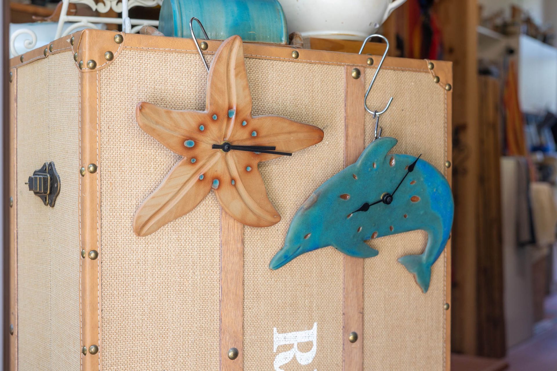 Eine Truhe mit einem Seestern und einem Delphin darauf